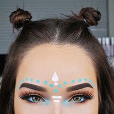 Festival makeup and festival looks, including festival glitter makeup, Coachella makeup, and more Coachella Make-up, Coachella Makeup, Boho Makeup, Festival Make Up, Rave Makeup, Beauty Make-up