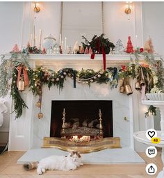 Small Mantle Christmas Decor, Retro Christmas Mantle, Christmas Decor Kids Room, Christmas Tree By Fireplace, Christmas Living Room Aesthetic, Anthropology Christmas, Christmas Tree Styling, Long Mantle Decor, Christmas Mantle Ideas