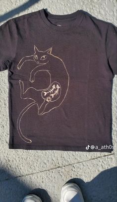 Cat Belly Tee Shirt Outfits Easy 30 day return policy Cat Bleach Shirt, Clothes With Cats On Them, Custom Bleach Shirts, Embroidery Black On Black, Bleach T Shirt Designs, Cute Bleached Shirts, Shirt Printing Ideas, T Shirt Bleaching, Bleached Shirt Designs