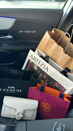 Expensive Shopping Bags Aesthetic, Aesthetic Shopping Bags Pictures, Luxury Shopping Bags Aesthetic, Designer Shopping Aesthetic, Shopping Spree Bags, Designer Bag Aesthetic, Airport Aesthetics, Tote Bag School, Vision Board Book