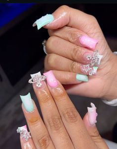 𝙄𝙣𝙨𝙩𝙖: 𝙨𝙚𝙩𝙨𝙗𝙮𝙨𝙩𝙪𝙣𝙣𝙖 Nails W Charms, Pink And Blue Nails, Charm Nails, Airbrush Nails