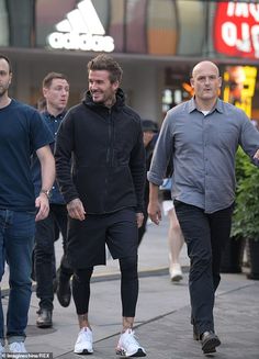 David Beckham Gym, Black Hoodie Outfit, Sporty Outfits Men, Beckham Fashion, David Beckham Style, Hoodie Shorts, Hoodie Outfit Men, Adidas Store