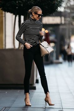 Work Outfits Frauen, Work Outfits Women Office, Work Outfit Office, Woman In Black, Outfit Chic, Summer Work Outfits, Outfit Jeans, Striped Turtleneck