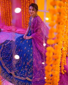 Mehndi Outfits, Circle Mehndi Designs, Dress Hairstyles, Bridal Dress Design, Fancy Dress Design, Hand Embroidery Design Patterns, Pakistani Bridal, Indian Sarees, Pakistani Dresses