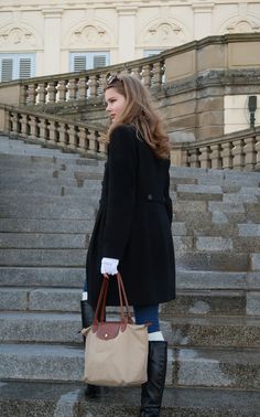 blonde girl wearing black coat and black boots, combined with a longchamp le pliage in beige, Black Le Pliage Outfit, Longchamp Le Pliage Beige, Longchamp Pliage Outfit, Beige Longchamp Bag Outfit, Longchamp Le Pliage Aesthetic, Long Champ Le Pliage Outfits, Longchamp Street Style, Long Champ Outfit, Le Pliage Longchamp Outfit