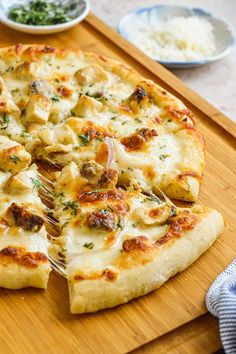 Chicken Alfredo Pizza Recipe Herb Pizza, Chicken Alfredo Pizza, Garlic Bread Pizza, Alfredo Pizza, Roasted Garlic Chicken, Garlic Cream Sauce, White Pizza, Food Homemade