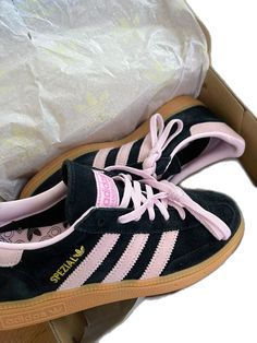 Adidas pink spezial Spezials Adidas, Shoe Lace Tie, Adidas Special, Adidas Spezials, Spezial Adidas, Gift Box Idea, Monster High Draculaura, Shoe Adidas, Adidas Handball Spezial