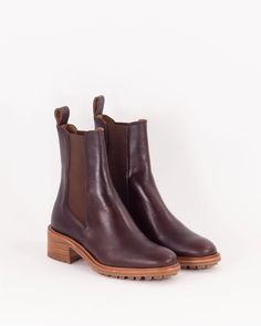 Pierce chelsea boots in cow leather, made in Portugal.Tone on tone elastic on each side.Round toe.4,5cm heel.Contrasted elastomer outsole.Leather lining and inside sole.< Brown Chelsea Boots With Medium Width And High Ankle, Brown High Ankle Chelsea Boots, Brown Medium Width High Ankle Chelsea Boots, Brown Chelsea Boots With Lug Sole Medium Width, Brown Chelsea Boots With Lug Sole And Medium Width, Brown Chelsea Boots With Lug Sole, Fall Chelsea Boots With Rubber Heel Cap, Brown High Ankle Chelsea Boots With Reinforced Heel, Brown Chelsea Boots For Work, Medium Width