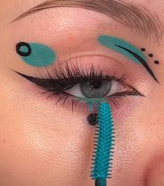 Fun Creative Makeup Looks, Fun Eyeliner Looks Hooded Eyes, Fun Eyeliner Looks, Easy Graphic Liner, Colorful Graphic Liner, Simple Graphic Liner, Graphic Eyeliner Ideas, Graphic Liner Ideas, Fun Eyeliner