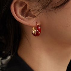 The brilliant S925 sterling silver base ensures enduring quality and a luxurious shine that catches the light at every angle. The hoops gracefully hug your earlobe, creating an alluring focal point. But what truly sets these earrings apart is the exquisite touch of red. ✦ Color: Gold/ Red ✦ Material: S925 Silver，14K Gold Plated ✦ Size: Height about 21MM, Width about 20MM, inner diameter about 14MM 🎁All of our items are handmade with love and we start to prepare your order shortly after we receive it. They are nicely packaged and ready to gift in jewelry boxes. 🚗Please allow 1-3 business days before the item ships out with TRACKING， and shipping time is 5~12 business days. Thank you so much for your understanding. I N S I D E ∙ S C O O P IG: @ lapetite_gallery K E Y ∙ W O R D S. Modern Ho Elegant Small Hoop Red Earrings, Elegant Red Hoop Jewelry, Elegant Small Red Hoop Earrings, Elegant Red Small Hoop Earrings, Red Small Hoop Jewelry For Anniversary, Red Hoop Earrings, Bamboo Hoop Earrings, Golden Earrings, Spiral Earrings