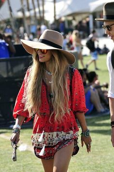 Bohemian / vanessa hudgen style Short Cuir, Festival Mode, Chic Clothing Style, Festival Chic, Mode Hippie, Ibiza Outfits, Music Festival Fashion, Stil Boho