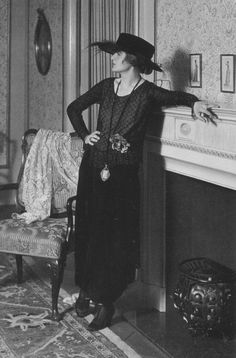 Women and Fashions of the Early 20th Century - World War I Era - Clothing of 1914 - 1920 Elvira Mistress Of The Dark, 1910s Fashion, Look Retro, Classic Trench Coat, Photo Vintage, Historical Clothing