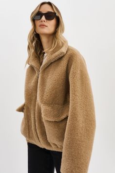 KIM | Veste Sherpa – LAMARQUE Korea Trip, California Cool, Cozy Style, Sporty Casual, Weather Day, Teddy Jacket, Shoes Outfit, Sherpa Jacket, Cozy Fashion