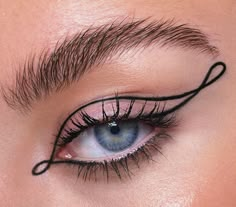 Trending Eyeliner, Makeup Cake, Vampire Bride, Cute Eye Makeup, Makeup Photo, Graphic Makeup, Graphic Eyeliner, Eye Makeup Pictures, Ethereal Makeup