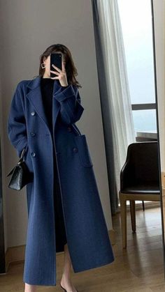 Chic and professional female Korean lawyer outfits that blend style and confidence. Discover the perfect looks for a powerful impression. Blue Winter Office Peacoat, Long Wool Coat Women, Mantel Outfit, Adrette Outfits, Wool Coat Women, Blue Coat, Long Wool Coat, Elegante Casual