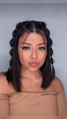 Hair Cute Style Girl, Short Hair Styles Trendy, Cute Hairstyles For Short Hair With Clip, Short Hairstyles Trendy, Small Hair Styling, Long Hair Woman Style, Trendy Hair Styles For Short Hair, Hair Styles With Hair Pin, Hairstyle For Small Hair