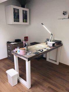 Nail Desk Ideas, Nail Technician Room, Manicure Station, Home Beauty Salon, Nail Desk