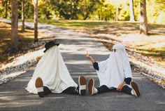 White sheet ghost photoshoot Ghost Photoshoot Besties, Best Friend Pumpkin Photo Shoot, Best Friend Pictures Ghost, Bff Ghost Pictures, Friend Fall Photoshoot Ideas, Funny Friendship Photoshoot Ideas, Funny Friend Photos Ideas, Pumpkin Patch Ghost Photoshoot, Sisters Halloween Photoshoot