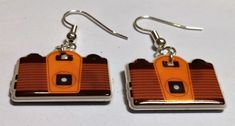 Dangle earrings of vintage style brown, orange and black cameras. Photo Marron, Brown Orange, Vintage Stil, Style Vintage, Jewelry Earrings Dangle, Cameras, Etsy Earrings, Dangle Drop Earrings, Vintage Style