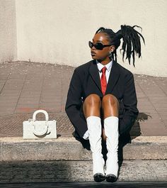 Black Women In Suits Photoshoot, Woman In Blazer, Women Ties Outfit, Ponytail Dreads, Tie Outfits For Women, Tie Outfit, Woman In Suit, Paris Mode