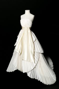 Dior 1947 to 1950 House Of Dior, Dior Dress, Paper Dress, Iconic Dresses, Vintage Gowns, 1940s Fashion