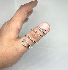 "This beautiful Sterling Silver splint will help correct trigger finger, providing with the needed support that'll give your joint time to heal. ♥ IF YOU HAVE QUESTIONS ABOUT SIZING PLEASE KEEP READING ♥ This Sterling Silver Spiral Splint Ring will help you feel some comfort while wearing a beautiful piece made with love. We make jewelry with soul, at affordable prices, we want our pieces to help you in any way they can, and of course, that you love the way they look on you. This ring will let y Hand Splint, Thumb Splint, Finger Splint, Time To Heal, Trigger Finger, Silver Swan, Ehlers Danlos, Make Jewelry, Challenging Times