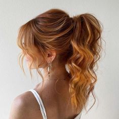 Copper Wedding Hairstyles, Bridesmaid Hairstyles Curtain Bangs, High Pony With Curls, Wedding Updos For Medium Hair Bridesmaid, Pony Updo Wedding, Big Ponytail Hairstyles, High Pony Updo, Formal High Ponytail Hairstyles, High Pony Wedding Hair