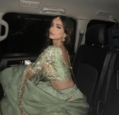 Indian Green Dress, Jiya Core, Lengha Green, Lehenga Poses Instagram, Modern Desi Aesthetic, Aesthetic Traditional Pics, Desi Fits, Desi Dress