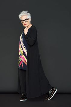 Grey Hair And Glasses, Hair And Glasses, Gorgeous Gray Hair, Beautiful Gray Hair, Over 60 Fashion, Older Women Fashion