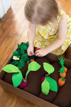 Felt Garden, Felt Food, Baby Diy, Garden Boxes, Handmade Holiday, Diy Baby, Baby Crafts, Felt Diy, Felt Toys