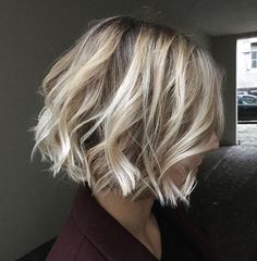 Inverted Lob Haircut, Shaggy Lob For Fine Hair, Short Wavy Bobs, Ombré Blond, Latest Bob Hairstyles, Thick Hair Styles Medium, Wavy Bobs, Short Wavy, Penteado Cabelo Curto