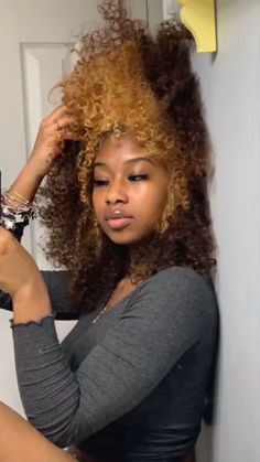 Split Dyed Hair, Dyed Curly Hair, Hair Color Streaks, Colored Curly Hair, Dyed Natural Hair, Pelo Afro, Natural Curls Hairstyles, Natural Hair Styles Easy