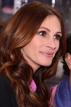 Julia Roberts Kate Middleton Auburn Hair, Julia Roberts Copper Hair, Auburn Hair Color Olive Skin, Brown Skin Auburn Hair, Dark Auburn Hair Color Pale Skin, Auburn Hair Over 50, Auburn Hair Brown Eyebrows, Auburn Toner Before And After, Gray Highlights On Auburn Hair