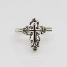 Vintage Sterling Silver Cross Filigree Ring ....Marked 925...Total of weights 3.0grams...Size 8...Measure of Face 17.3MM...It's in very good condition. Cross Rings, Vintage Silver Ring, Y2k Rings, Purity Ring, Vintage Silver Rings, White Cross, Dope Jewelry, Cross Ring, Sterling Silver Filigree