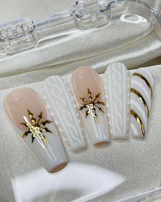 ❄️ Get frosty & fabulous with Golden Frost! These press-ons are serving serious winter glam with golden snowflakes and snowy vibes. Perfect for all your holiday looks! Ready to sparkle? ✨ #GoldenFrost #NailGoals #wintervibes #pressons #pressonnails #customnails #winternails #glueonnails #stickonnails #christmasnails #festivenails #goldandwhitenails #coffinnails #snowflakenails #sweaternails #candycanenails Gold Snowflake Nail Art, Gold White Christmas Nails, White And Gold Christmas Nails Acrylic, Off White Christmas Nails, Christmas Nail Designs Gold, White Christmas Nails Stiletto, Blue Snowflakes Nails, White And Gold Holiday Nails, Chrome Sweater Nails