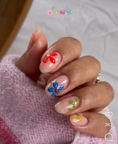 Nails Flowers Simple, Cool Disney Nails, 70s Flower Nails, Nails 2024 Flowers, Retro Flower Nail Art, Groovy Nail Art, Colorful Groovy Nails, Groovy Floral Nails