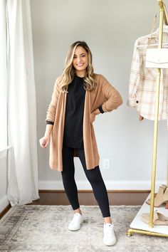 Mom Friendly Fall Outfits - Pumps & Push Ups Mom Friendly Outfits, Mom Outfits Winter, Friendly Outfits, Trendy Mom Outfits, Errands Outfit, Look Legging, Black Leggings Outfit, Casual Outfits For Moms