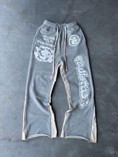 Print On Clothes Ideas, Vintage Clothing Brands, Sweatpants Design Ideas, Sweat Pants Aesthetic, Womans Streetwear, Clothing Brand Design Ideas, Clothing Brand Aesthetic, Clothing Brand Ideas, Street Wear Brands