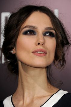 Keira Knightley:  Keira kills the thick brow. She looks like she has the face of a swashbuckling porcelain doll. Keira Knightley Chanel, Premiere Makeup, Pale Pink Lips, Jack Ryan, Low Chignon, Keira Knightly, Chanel Makeup, Bob Hair, Blue Eyeshadow