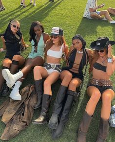 Lola Thompson, Rhea Durham, Bonnaroo Festival, Coachella Fits, Cochella Outfits, Rave Fit, Techno Outfit, Summer Festival Fashion, Festival Outfit Inspiration