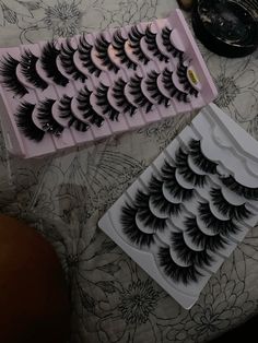 several false eyelashes are on the table next to each other