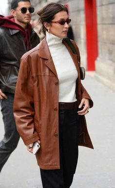 Brown Leather Coat, Bella Hadid Outfits, Bella Hadid Style, Streetwear Mode, Hadid Style, Leather Trench