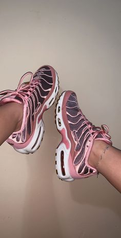 Nike Tn Shoes, Nike Shoes Women Fashion, Pretty Sneakers, Nike Shoes Air Force, Kicks Shoes, Pretty Shoes Sneakers, All Nike Shoes, Shoes Outfit Fashion, Cute Sneakers