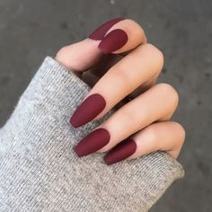 Embrace the season with simple yet stylish fall nail designs for 2024! Featuring warm tones and minimalist patterns, these nails are perfect for a cozy, autumnal look. Unghie Sfumate, Maroon Nails, Ballerina Nails, Chic Nails, Matte Nails