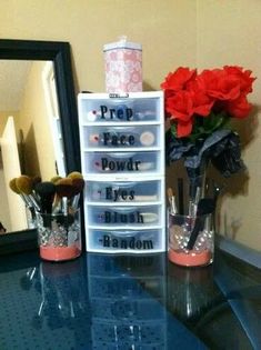 Makeup Storage Ideas For Small Spaces You Can DIY on a Budget-PICTURES Diy Vanity Storage, Diy Makeup Station, Diy Beauty Organizer, Diy Makeup Organizer, Diy Storage Projects, Diy Makeup Storage, Diy Makeup Vanity, Dorm Room Storage, Makeup Organization Diy