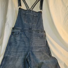 New With Tag Women's Xl Hollister High Rise Vintage Straight Overalls. Traditional Buttons On The Side And Front. These Overalls Are Perfect For Many Occasions And Can Be Dressed Up Or Dressed Down To Fit Most Occasions. Jeans Hollister, Jean Overalls, Hollister Jeans, Denim Overalls, Dream Clothes, Dressed Down, Hollister, Extra Large, Overalls