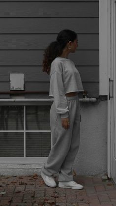 High Waisted Sweatpants Outfit, Oversized Joggers Outfit, Roots Sweatpants Outfit, Oversized Sweatpants Outfit, Grey Joggers Outfit, Grey Zip Up Hoodie Outfit, Outfits With Grey Sweatpants, Grey Sweats Outfit, Nike Sweatpants Outfit