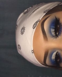 El Salvador Makeup Look, Chicana Aesthetic Makeup, Chicana Eyeshadow, Chicana Makeup 90s, Chicano Makeup, Chicana Clown Makeup, Chola Makeup Latina, Dark Blue Eye Makeup, Makeup Eyeshadow Ideas