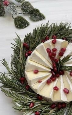 Christmas Party Canapes, Santa Appetizers Holidays, Charcuterie Board Ideas Holiday, Christmas Cheese Recipes, Christmas Charcutiere Board, Brie Display, Christmas Cheese Appetizers, Brie Wreath Appetizer, Snacks Aesthetic Healthy