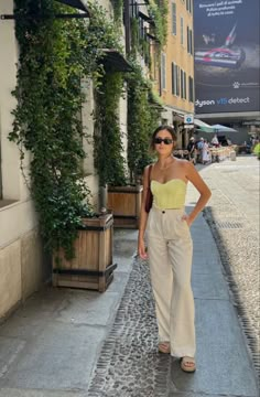 Casual Chic Outfits Summer Classy Simple Street Styles, European Summer Outfits Street Style, Summer Outfits Petite, Old Money Outfit Ideas, Summer Outfit Guide, Old Money Summer Outfits, Old Money Summer, Old Money Outfit